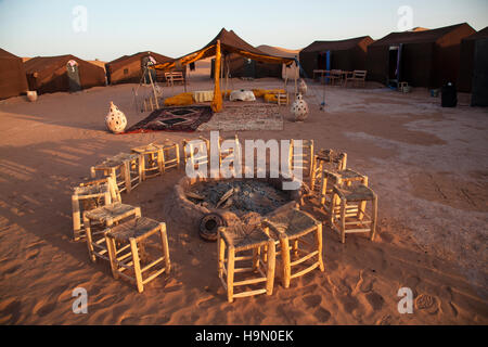 Campeggio nel deserto del Sahara, Marocco. Foto Stock