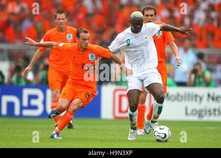 AROUNA KONE & WESLEY SEIJDER HOLLAND V COSTA D AVORIO Stuttgart Germania 16 giugno 2006 Foto Stock