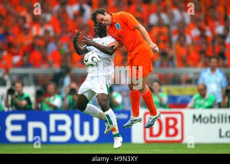 JORIS MATHIJSEN & AROUNA KONE HOLLAND V COSTA D AVORIO Stuttgart Germania 16 giugno 2006 Foto Stock