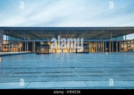 Vista serale di nuovo incompiuta Berlin Brandenburg International Willy Brandt Aeroporto Germania Foto Stock