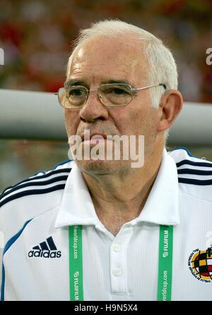 LUIS ARAGONES SPAGNA AUTOBUS WORLD CUP STADIUM STUTGART Germania 19 giugno 2006 Foto Stock