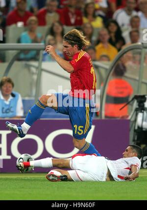 SERGIO RAMOS & ANIS AYARI SPAGNA V TUNISIA WORLD CUP STADIUM STUTGART Germania 19 giugno 2006 Foto Stock