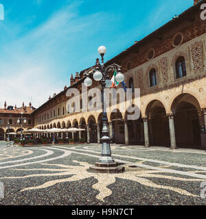 Piazza Ducale di Vigevano,; vista del complesso monumentale rinascimentale della piazza centrale, girato in estate luce brillante Foto Stock
