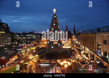 Dortmund, Germania, Renania Settentrionale - Westfalia 22 nov 2016 Il più grande e il più alto albero di Natale nel mondo su Dortmund Christmasmarket, 45 m di altezza, 480 Foto Stock
