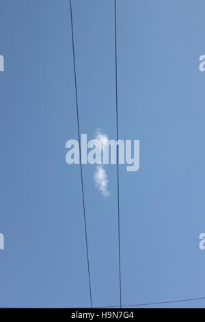 Poco nuvola bianca nel cielo Foto Stock