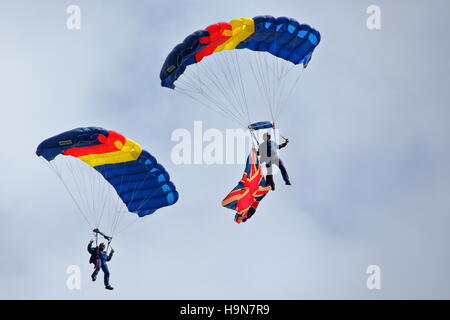 Due paracadutisti di avvicinamento al suolo a Abingdon Aria & Country Show 2014 Foto Stock