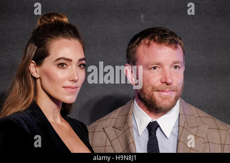 Guy Ritchie e Jacqui Ainsley assiste la premiere europeo dell' fantastico bestie e dove trovarli' a Leicester Square, Londra su 15/11/2016. Foto di Julie Edwards. Foto Stock