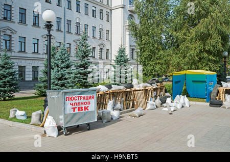 Dnepropetrovsk, Ucraina - 05 Ottobre 2015: Costruzione della barricata vicino al palazzo del Dnepropetrovsk amministrazione regionale Foto Stock