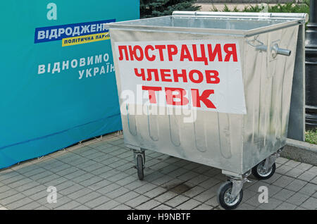 Dnepropetrovsk, Ucraina - 05 Ottobre 2015: dumpster simbolico che hanno per gettare il vecchio comunista, funzionario corrotto e ladri competente Foto Stock