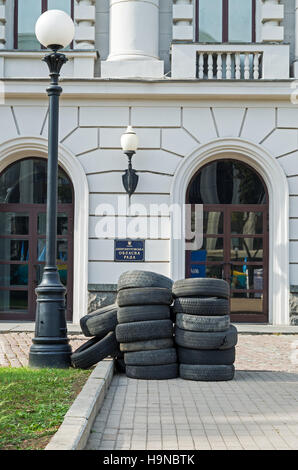 Dnepropetrovsk, Ucraina - 05 Ottobre 2015: pneumatici per auto di fronte all'entrata principale dell'Dnipropetrovsk amministrazione regionale in segno di protesta Foto Stock