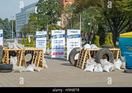 Dnepropetrovsk, Ucraina - 05 Ottobre 2015: barricate e banner sulla piazza vicino al Dnipropetrovsk amministrazione regionale Foto Stock