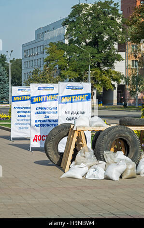 Dnepropetrovsk, Ucraina - 05 Ottobre 2015: barricate e banner sulla piazza vicino al Dnipropetrovsk amministrazione regionale Foto Stock