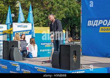 Dnepropetrovsk, Ucraina - 05 Ottobre 2015: i tecnici preparare le attrezzature audio per i manifestanti Foto Stock