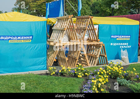 Dnepropetrovsk, Ucraina - 05 Ottobre 2015: tende e barricate protesta ucraino partito politico "Revival' Foto Stock