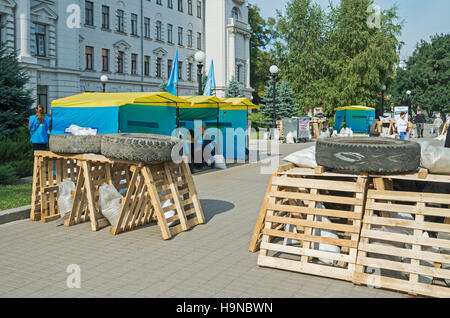 Dnepropetrovsk, Ucraina - 05 Ottobre 2015: barricate e banner sulla piazza vicino al Dnipropetrovsk amministrazione regionale Foto Stock