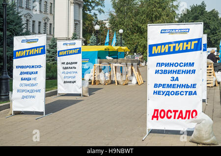 Dnepropetrovsk, Ucraina - 05 Ottobre 2015: barricate e banner sulla piazza vicino al Dnipropetrovsk amministrazione regionale Foto Stock