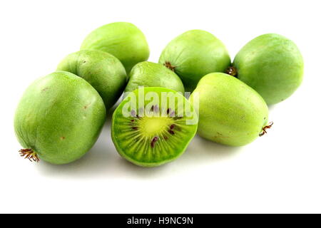 Hardy kiwi isolato Foto Stock