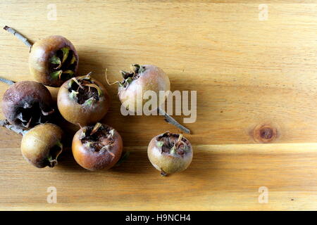 Nespola frutti su una tavola di legno Foto Stock