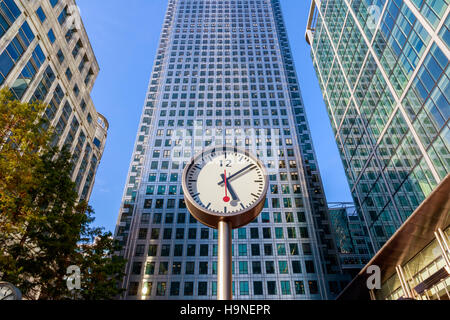 Orologio e grattacieli di Canary Wharf, il quartiere finanziario di Londra Foto Stock