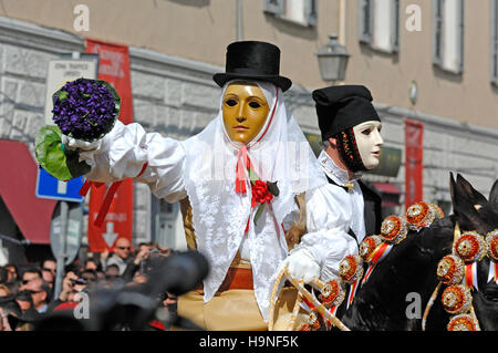 Una processione componidori segna l'inizio del torneo, Sartiglia festa, Oristano, Sardegna, Italia, Europa Foto Stock