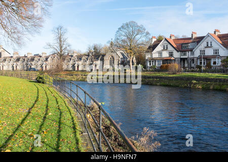 Fiume Kent fluente attraverso Kendal nel distretto del Lago Foto Stock