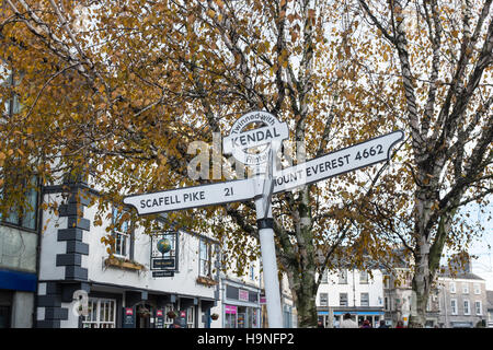 Cartello in Kendal town center con distanze Scafell Pike e Mount Everest Foto Stock