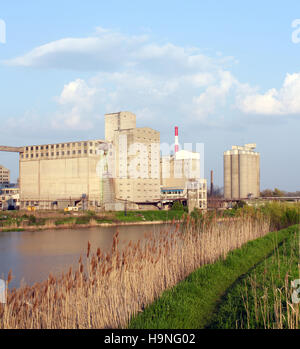 Zona industriale sulla riva del fiume Foto Stock