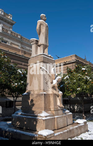 Charilaos Trikoupis statua con neve nel vecchio Parlamento di Atene, Grecia Foto Stock