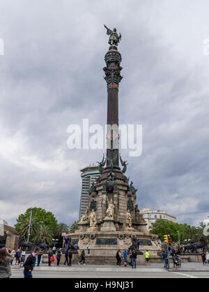 Statua di Cristoforo Colombo sulla parte superiore di una colonna di Barcellona, in Catalogna, Spagna, in un giorno nuvoloso. Foto Stock
