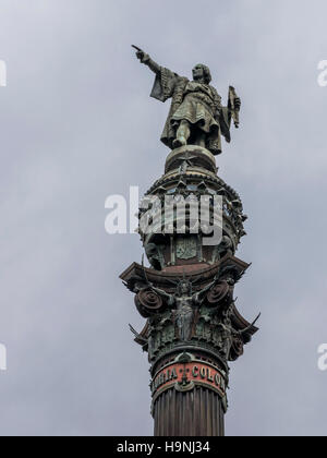 Statua di Cristoforo Colombo sulla parte superiore di una colonna di Barcellona, in Catalogna, Spagna. Foto Stock