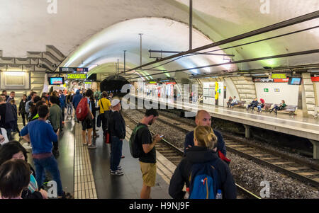 Persone in attesa per la metro alla stazione Plaça d'Espanya la stazione della metropolitana di Barcellona, in Catalogna, Spagna. Foto Stock