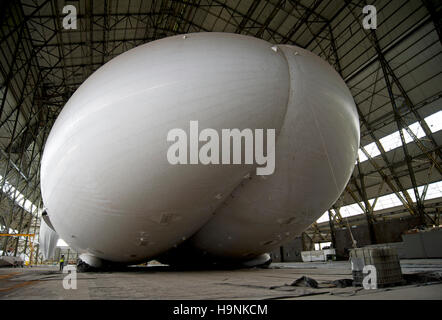 Il carattere distintivo di doppio scafo dell'aria ibrido Vehiles Airlander 10 dirigibile, i mondi più grande velivolo, nel suo capannone a Cardington, Bedfordshire. Foto Stock