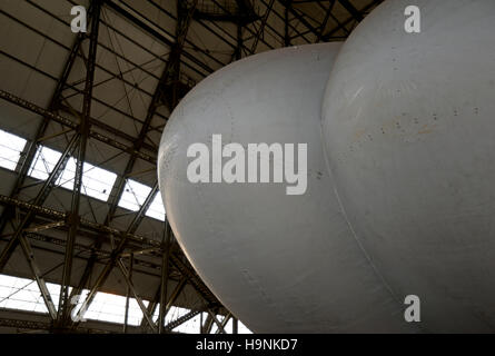 Il carattere distintivo di doppio scafo dell'aria ibrido Vehiles Airlander 10 dirigibile, i mondi più grande velivolo, nel suo capannone a Cardington, Bedfordshire. Foto Stock