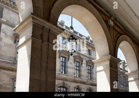 Antico e tradizionale strada lampada appeso su un arco di un edificio di Parigi. Le ombre creano drammatica sensazione. Foto Stock