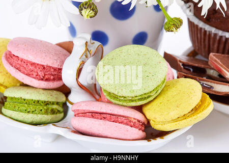 Amaretti in piattino su sfondo bianco Foto Stock