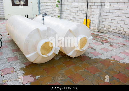 Pulizia di serbatoi in plastica volume di un metro cubo di acqua potabile, sporco sedimento arrugginito Foto Stock