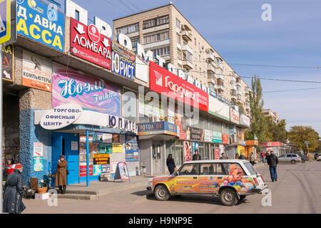 Volgograd, Russia - 23 Ottobre 2016: Shop i termini "fabbricato merci" con quelli situati sulla facciata del banner pubblicitari e insegne in piedi accanto t Foto Stock