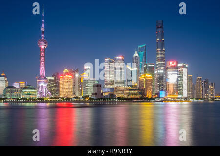 Shanghai, Cina skyline della città sul fiume Huangpu Foto Stock