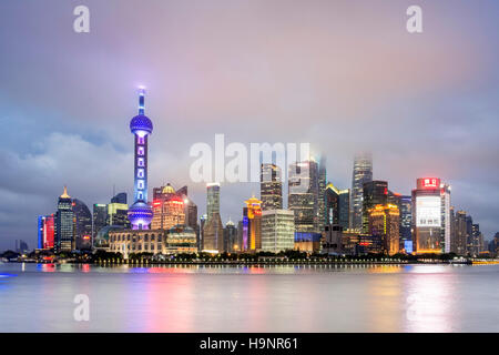 Lo skyline di Shanghai visto oltre il Fiume Haungpu Cina Foto Stock