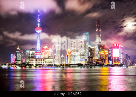 Lo skyline di Shanghai visto oltre il Fiume Haungpu Cina Foto Stock