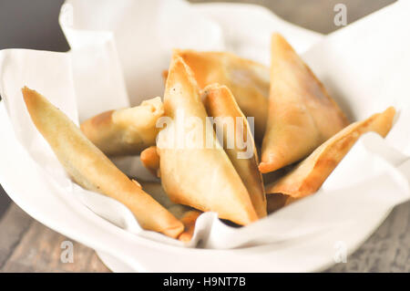 Profondo fritto Samosa con carne e verdure piatto ripiene Foto Stock