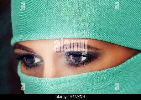 Ipnotico di occhi di una bella donna orientale in niqab, primo piano. Foto Stock