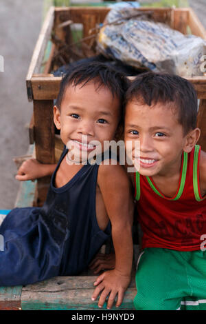 CEBU, FILIPPINE-ottobre 18,2016: Little Boy gioca con i turisti sulle strade del mercato del carbonio su ottobre 18, Cebu, Filippine. Foto Stock