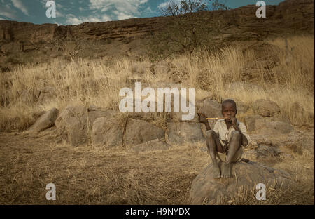 Gommo, Mali, Africa - Gennaio 26, 1992: villaggio Dogon, tipico degli edifici di fango con tempio animisti e le stalle per i cereali Foto Stock