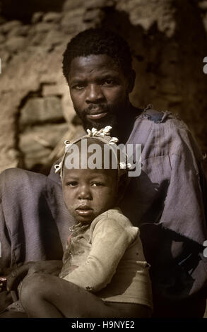 Gommo, Mali, Africa - Gennaio 26, 1992: villaggio Dogon, tipico degli edifici di fango con tempio animisti e le stalle per i cereali Foto Stock