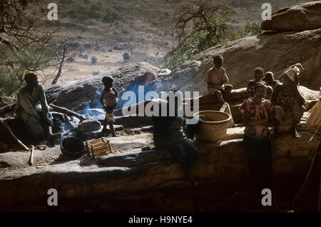 Gommo, Mali, Africa - Gennaio 26, 1992: villaggio Dogon, tipico degli edifici di fango con tempio animisti e le stalle per i cereali Foto Stock