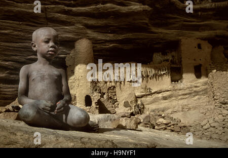 Gommo, Mali, Africa - Gennaio 26, 1992: villaggio Dogon, tipico degli edifici di fango con tempio animisti e le stalle per i cereali Foto Stock