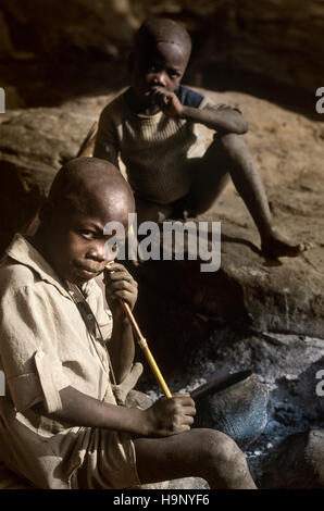 Gommo, Mali, Africa - Gennaio 26, 1992: villaggio Dogon, tipico degli edifici di fango con tempio animisti e le stalle per i cereali Foto Stock