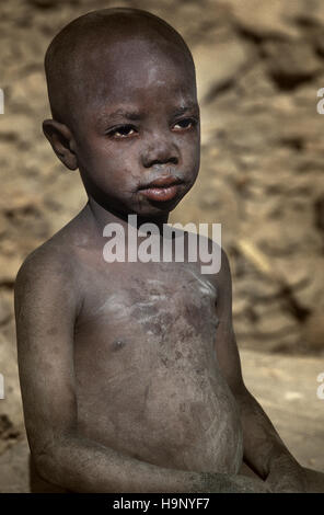 Gommo, Mali, Africa - Gennaio 26, 1992: villaggio Dogon, tipico degli edifici di fango con tempio animisti e le stalle per i cereali Foto Stock