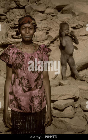 Gommo, Mali, Africa - Gennaio 26, 1992: villaggio Dogon, tipico degli edifici di fango con tempio animisti e le stalle per i cereali Foto Stock